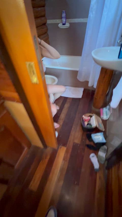 I love to be watched while peeing