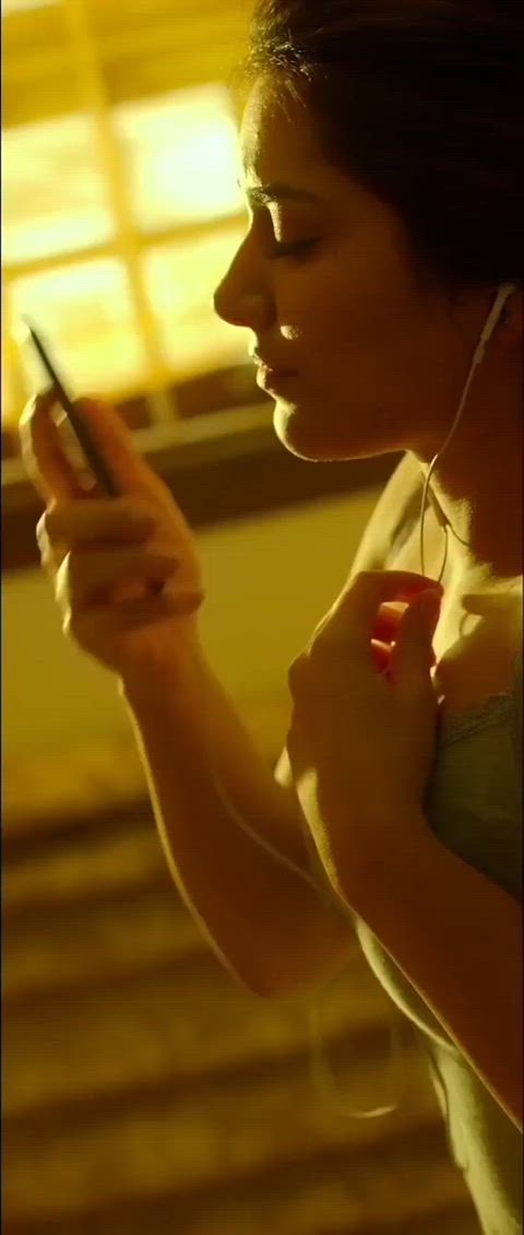 Raashi Khanna Cleavage