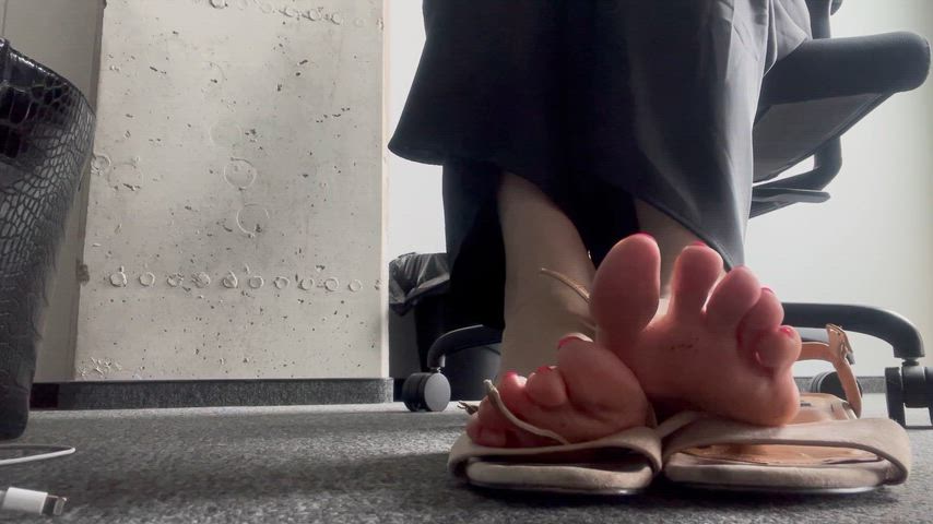 rate my feet while I play with them in the office