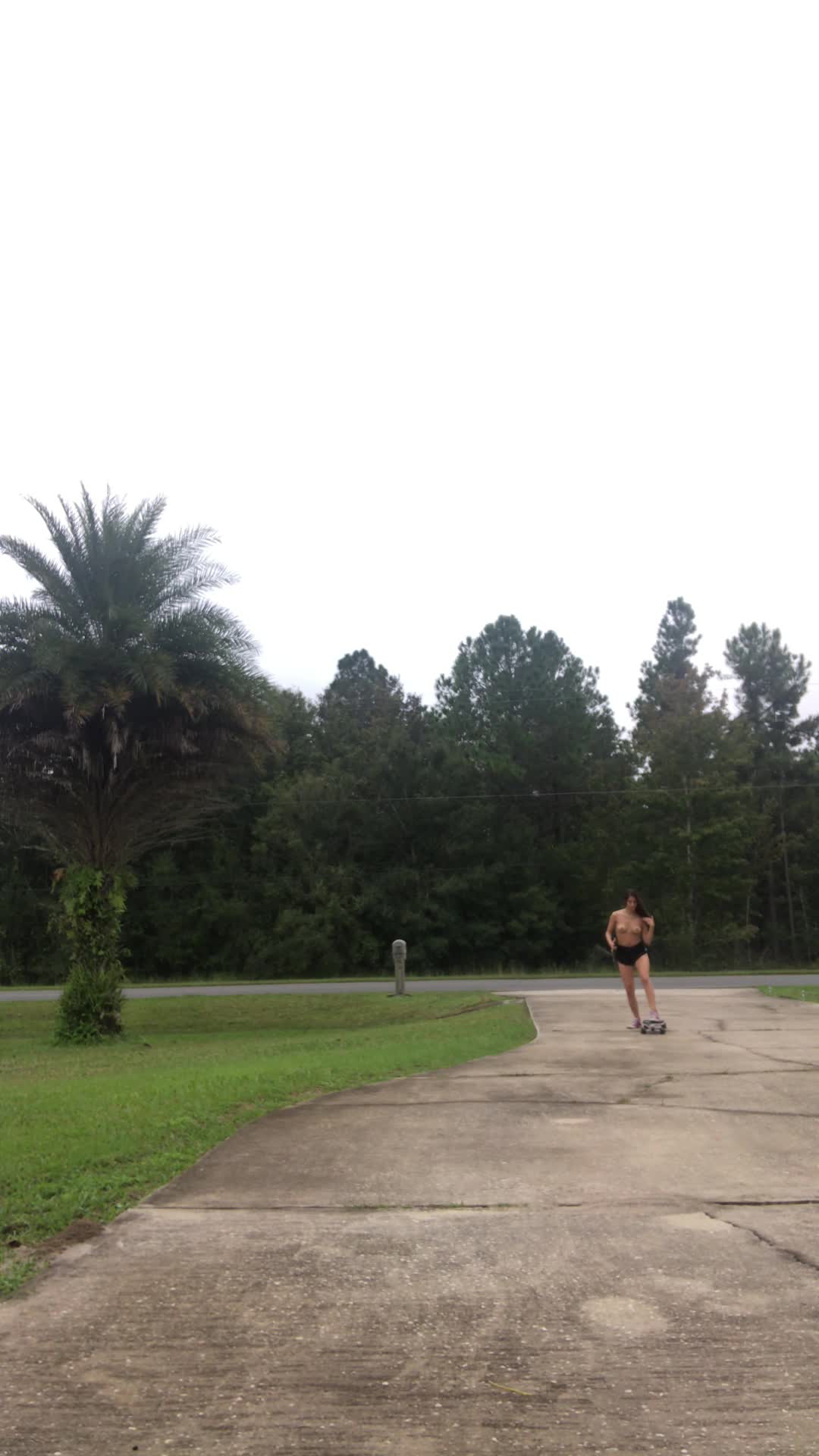 Skating topless 🤭