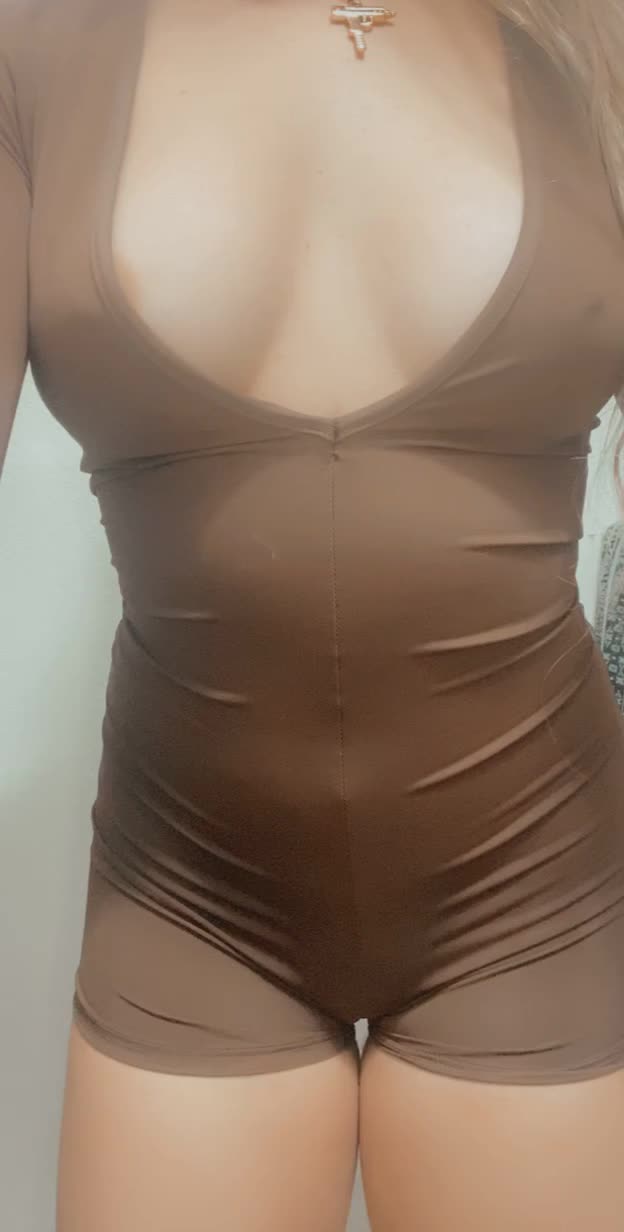 Watch the way my tits bounce when they drop out of my romper 😜