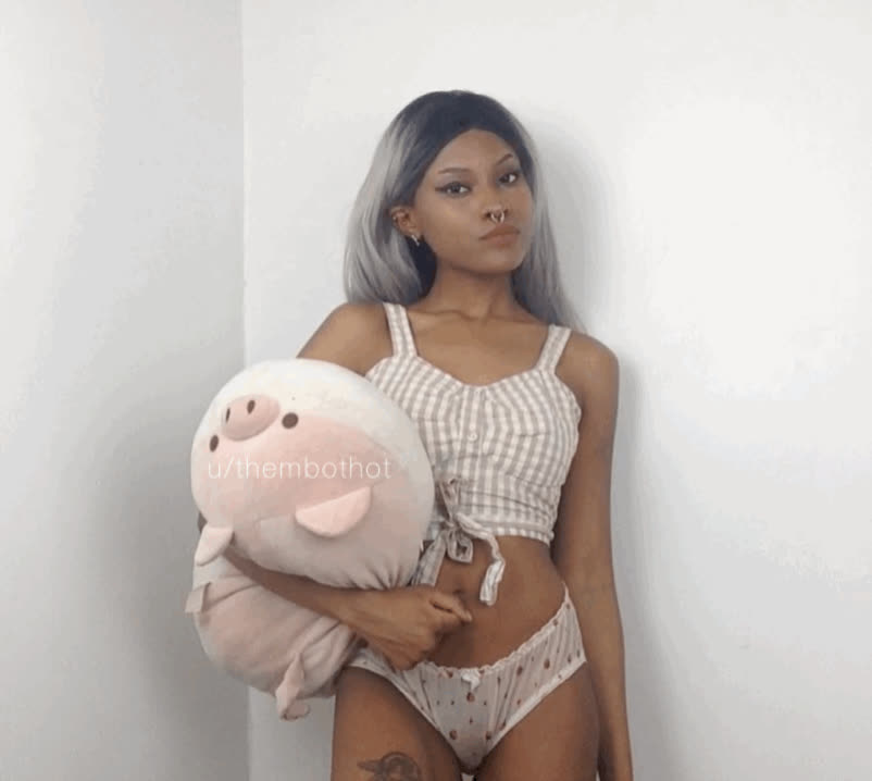 Ebony cutie with a rbf lool. I’m still a sweetie, pwomise.🧸💞🌸