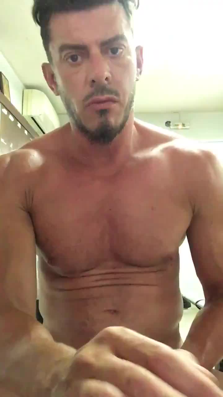 Flex those guns bro