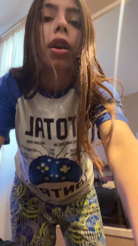 Latina mami twerking for attention