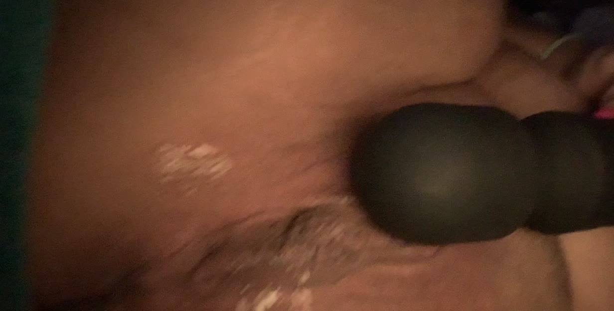 Lubing up my tight asshole for you 😋