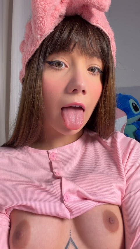 Does my babyface and open spread deserve your holiday cum inside