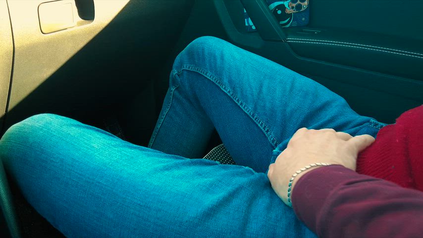 My Uber driver gives me an awesome handjob in the car