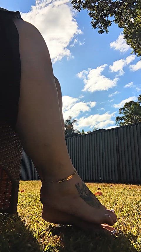I love how the grass feels between my toes and on the soles of my feet 😌