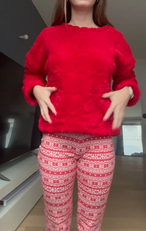 My girlfriend take off her pyjamas to get fully naked