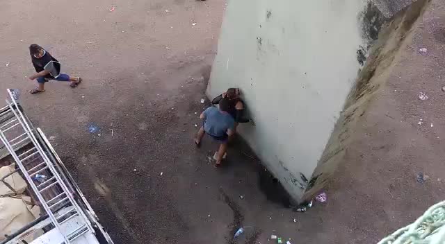 Love is blind !