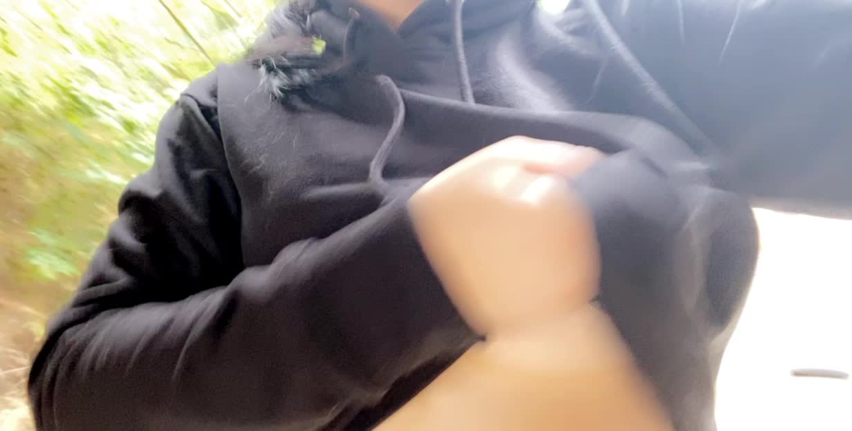 Titty dropping in public feels so naughty 😏
