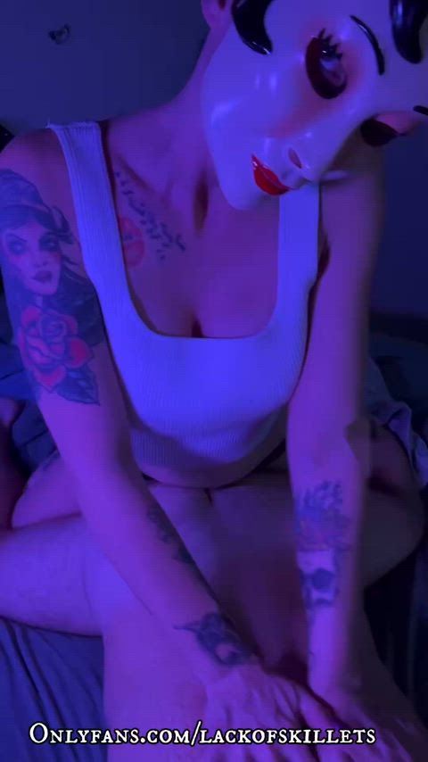 I want to livestream me making you a bitch on my phone.