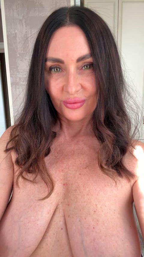 Can a 50-year-old mommy attract your attention?