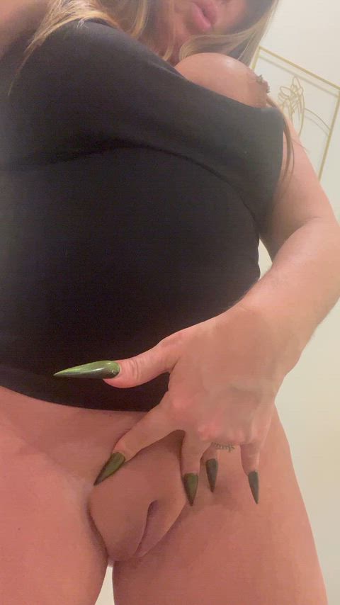 My phat pussy is a little lonely tonight