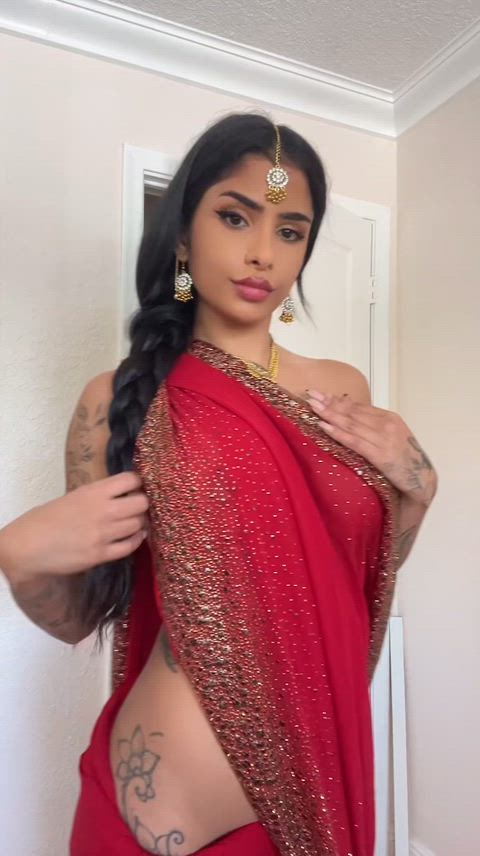 Indian desi nri girl 🍊 remove her sarre and show her curvy figure Indian nsfw 🍒