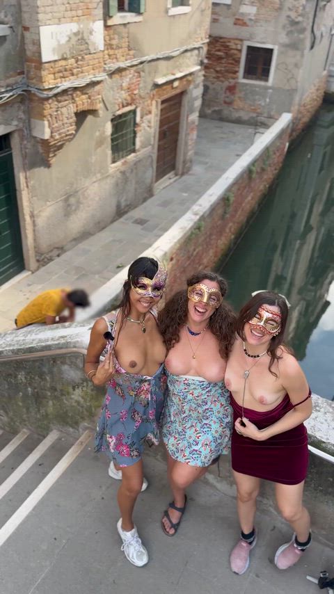 Four Girls Giving Venice a View They’ll Never Forget