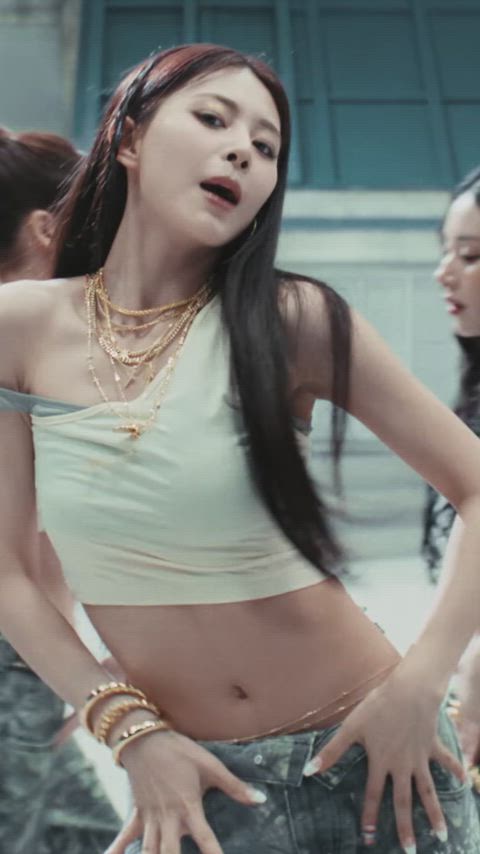 TWICE - Tzuyu, Sana, Mina, Momo & Nayeon