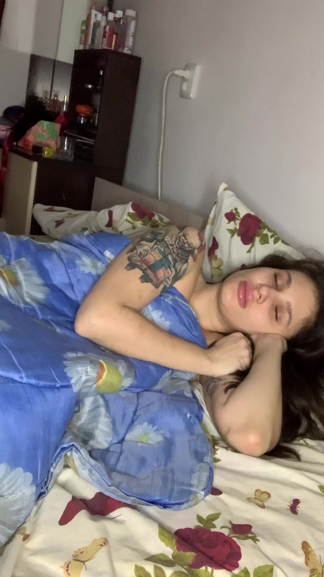 I’m just wake up and need u in my bed😋