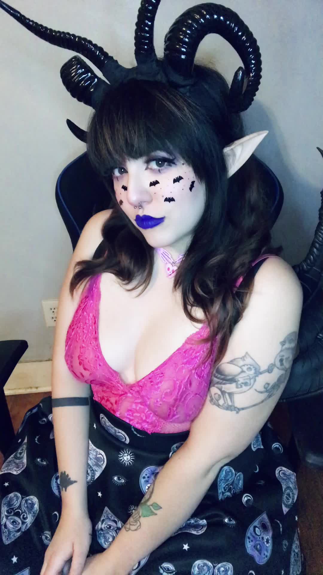 Hey you, ya like demon tiddys? 🖤
