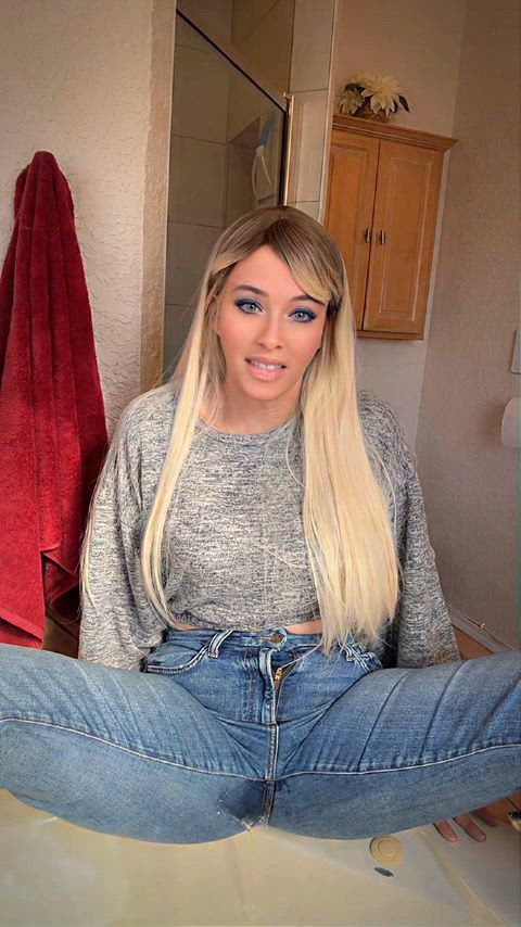 P*ssing through my jeans feels so amazing