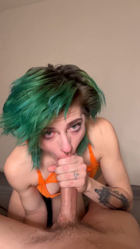 Alt babe loves to suck