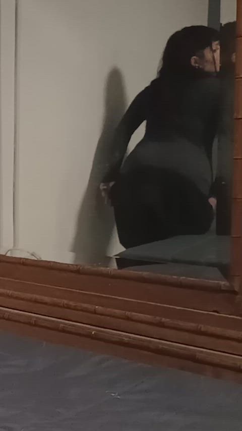 a cute ass in my mirror