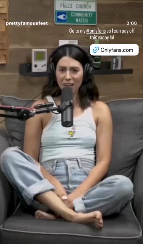 Stand-up comedian and actress Jade Catta-Preta shows off her sexy bare feet & soles and claims she's a "five out of five" on wikifeet