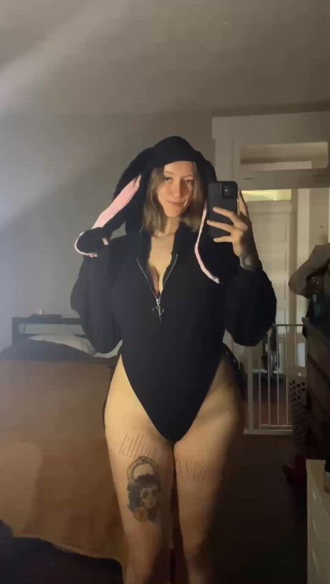 6’2” bunnies exist too 😉 [F]