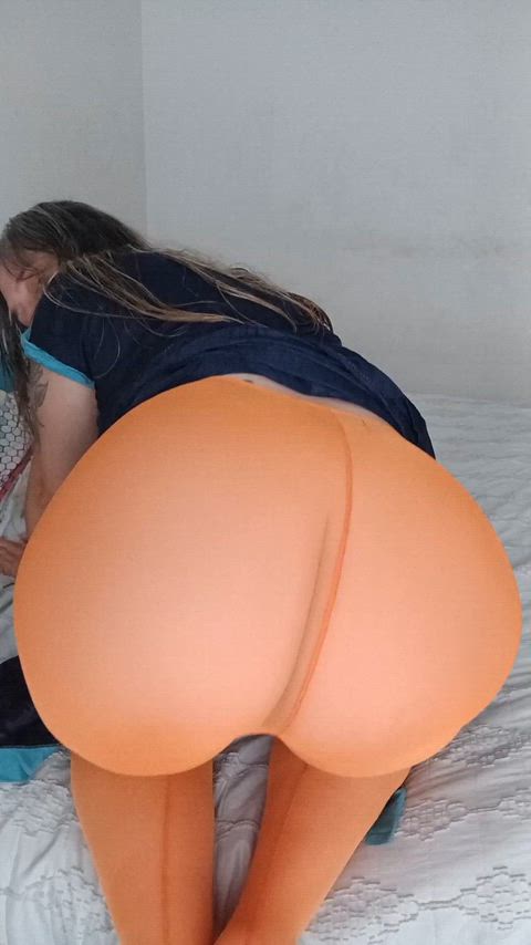 I like feel my skin in my orange pantyhose it feels really good