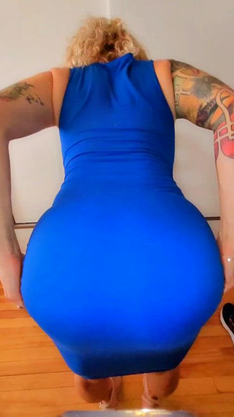 Sometimes a little lingerie helps me feel less alone. 👗