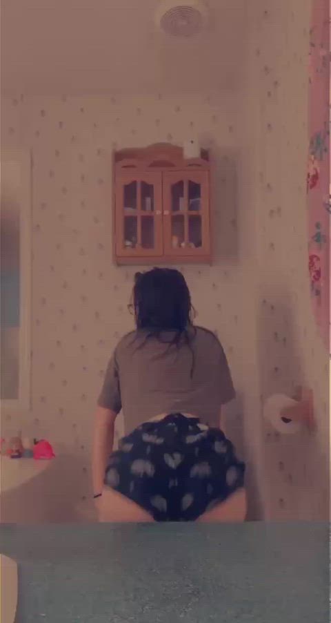 98 pound gf with a lotta bounce in the back:) make my man jealous plz😊👀