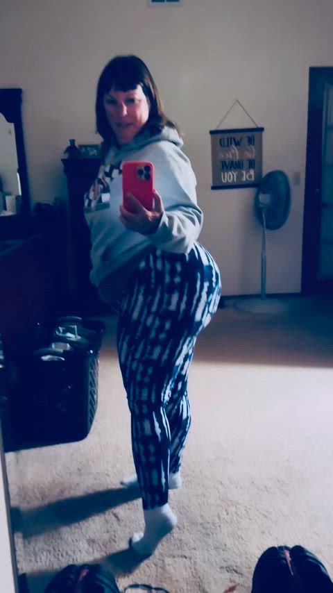 Thanking God for blessing my GILF belly with lots of gas 💨 for my obedient young ass sniffers 😈