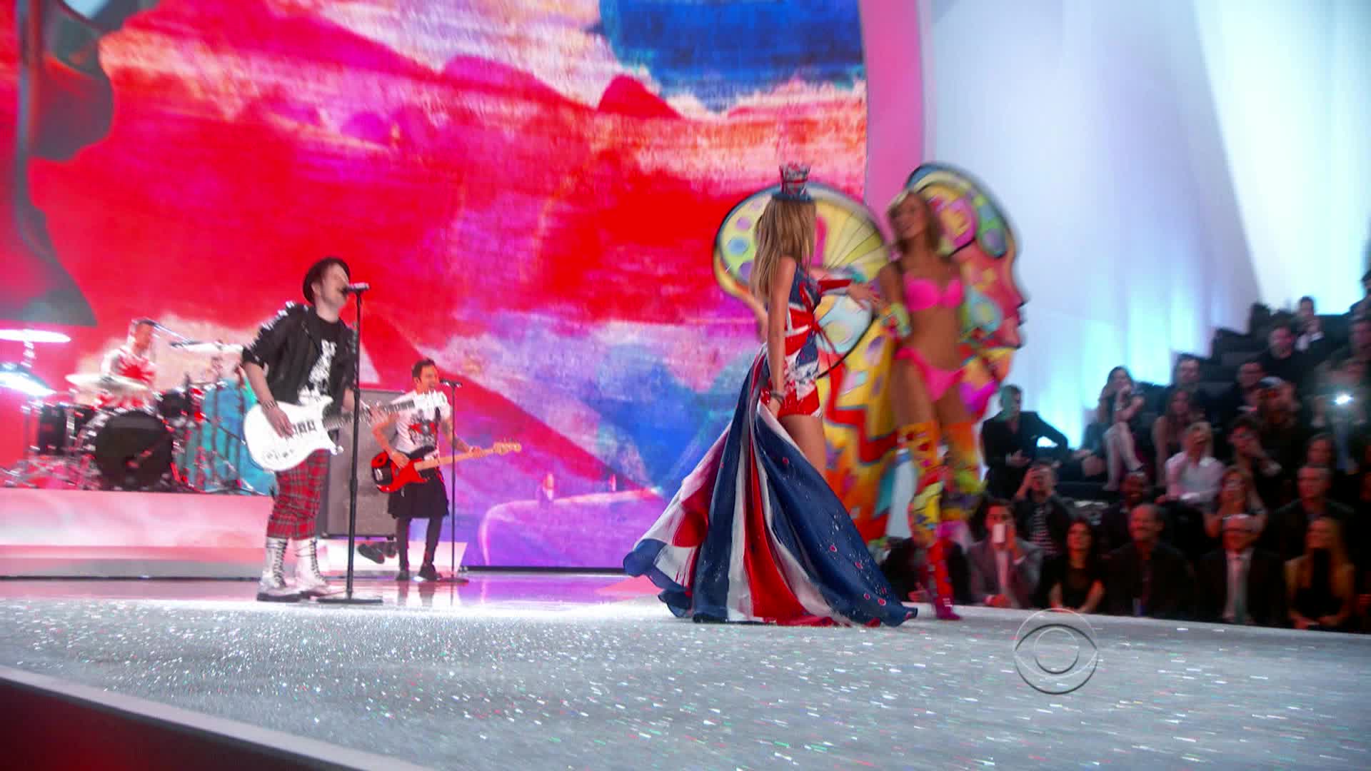 Facialize Karlie Kloss strutting in pink bikini, VSFS 2013