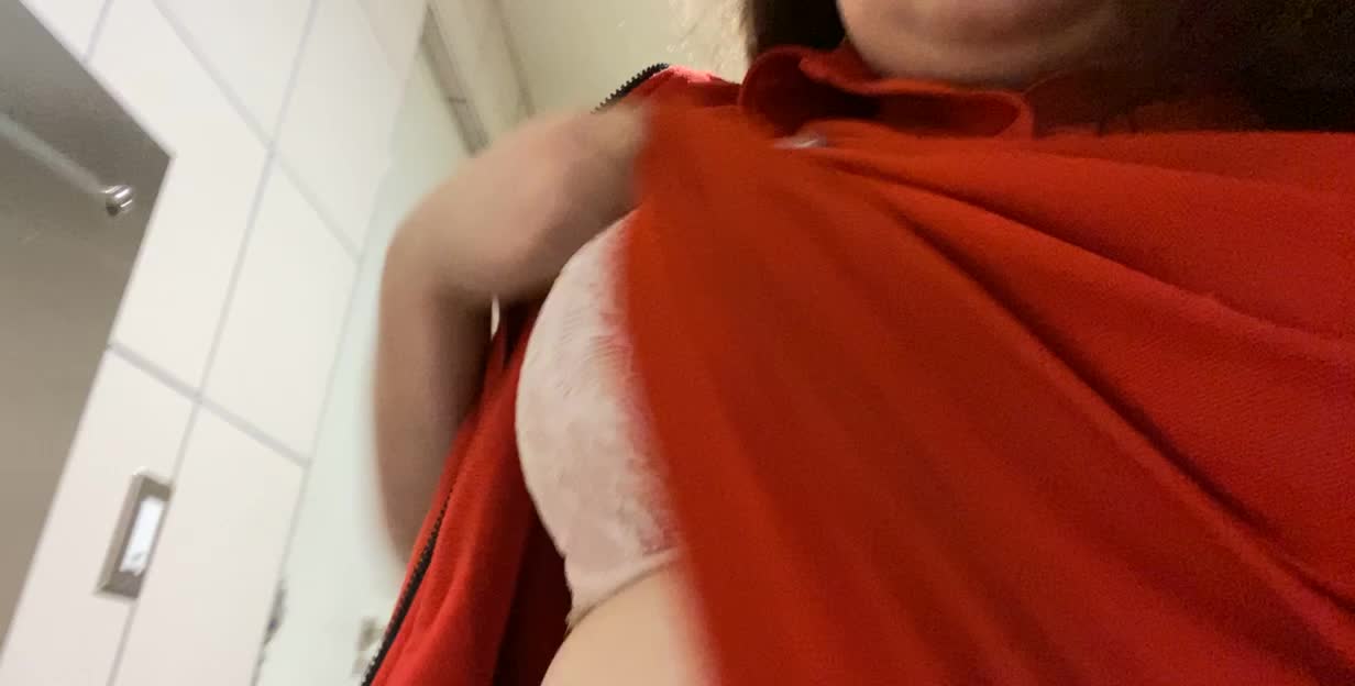 Are pictures or videos preferred here? I think the jiggle is too enticing to not share 20