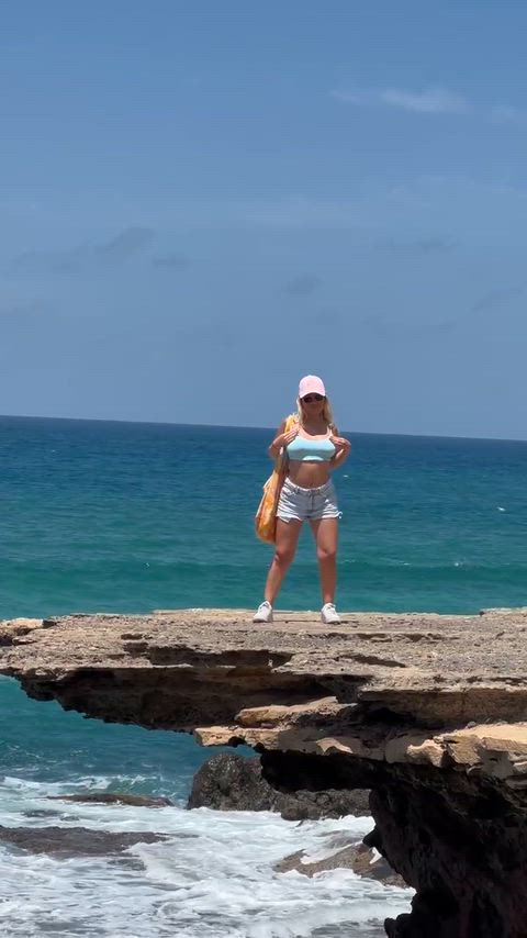 I never miss an opportunity to show my tits to Averyone