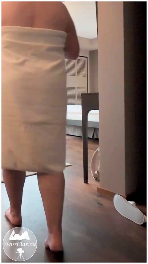 Join me under the shower, I show my big booty! thumbnail