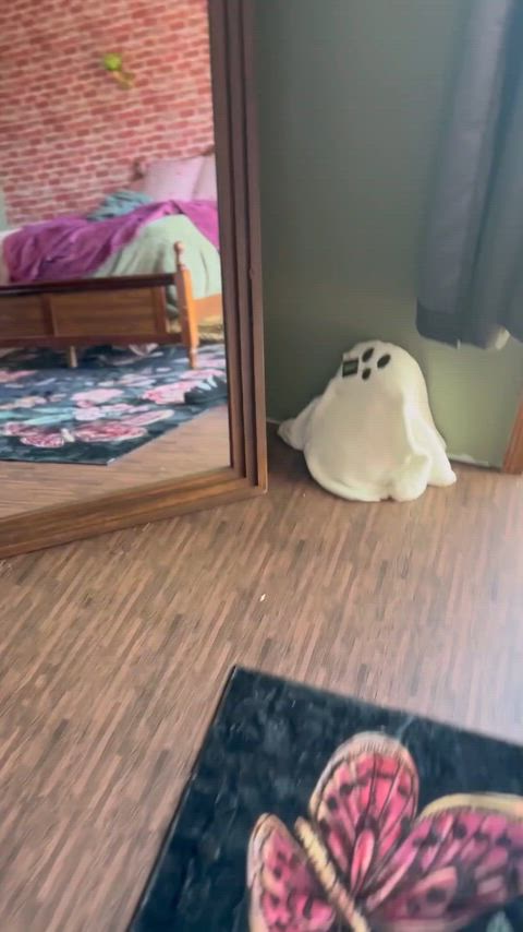 Which lips are you kissing first, red or pink?