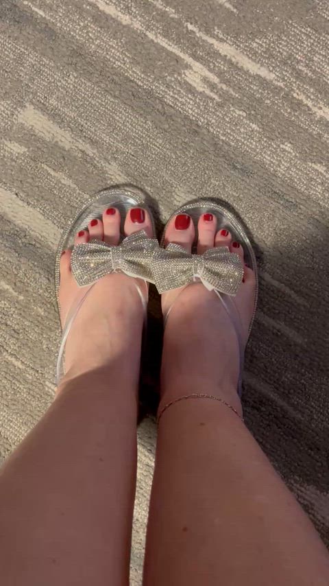 Howdy! I’m just a 50+ housewife who occasionally gets in the mood to post racy pics online. Find me on Reddit: u/Fox_in_Soxxx 🥰 I’m not here to sell you anything, I’m just here for the positive reinforcement! thumbnail