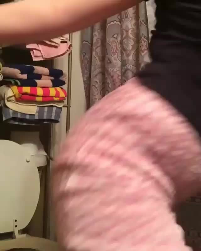 Part 2 of this girl shaking it