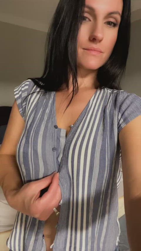 Little trouble didn’t stop me from releasing my boobs.. milfs find a way