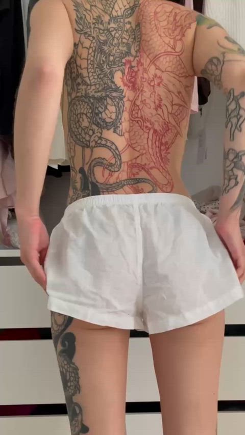 I can’t help but feel addicted to showing my ass