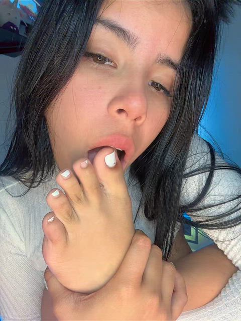 I love it when my toes are sucked and my pussy is fucked