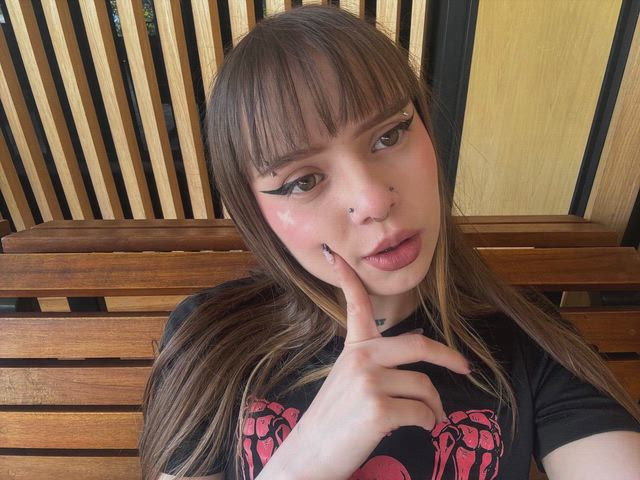 any pervs who wanna watch me gag for the first time?