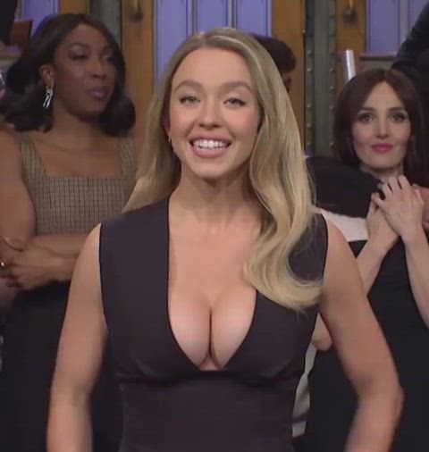 Sydney Sweeney has "the best tits in Hollywood" amazing jeans