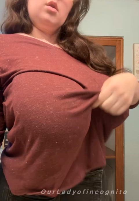 Big tits, big smile ☺️