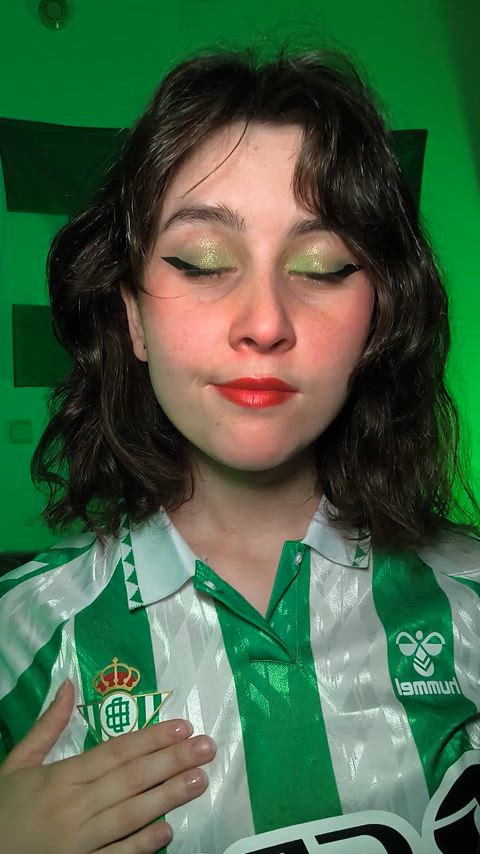 A sweet girl who loves football… is that your kind of ideal? > w < /