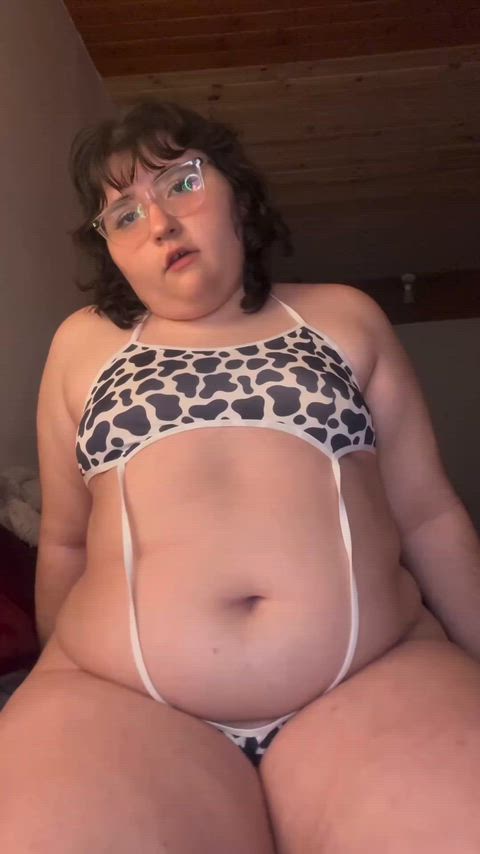 thick lil cow showing off the soft tummy n chubby jiggles 🐄✨