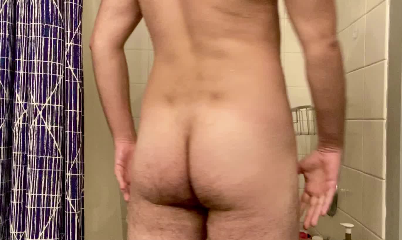 Y’all prefer the 🍑 or the 🍆?