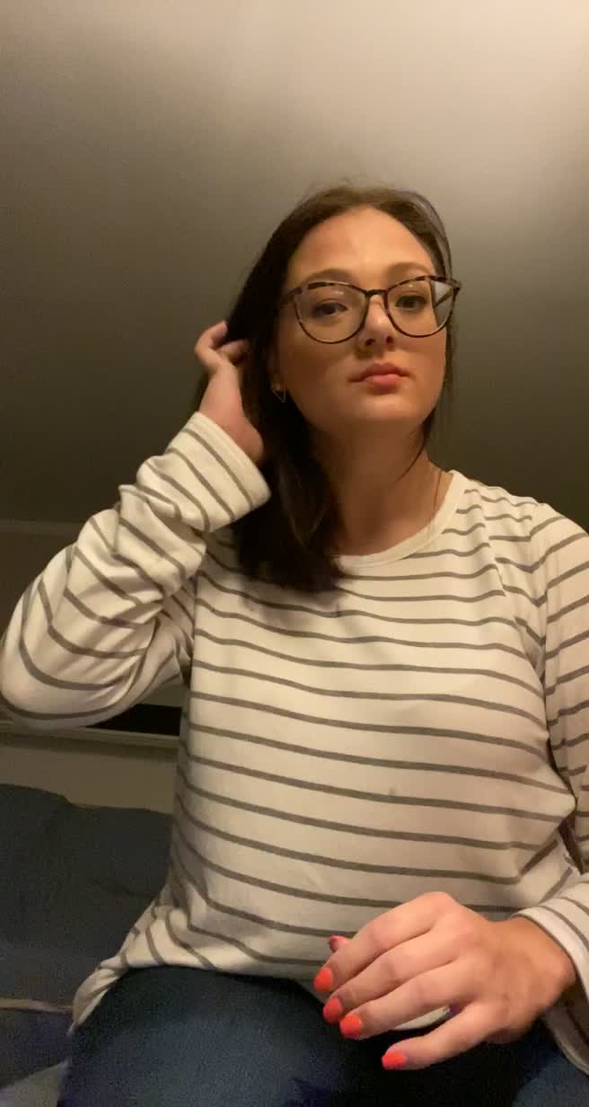 Great strip from bespectacled beauty🥰