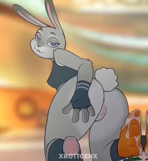 (xROTTCEHx) Judy showing of how she deals with double carrots